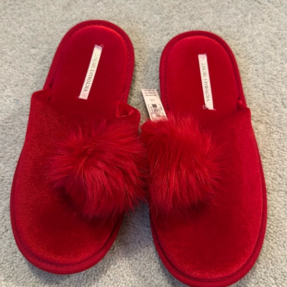 Women’s slippers Victoria’s Secret new w/ tags red sz Lg